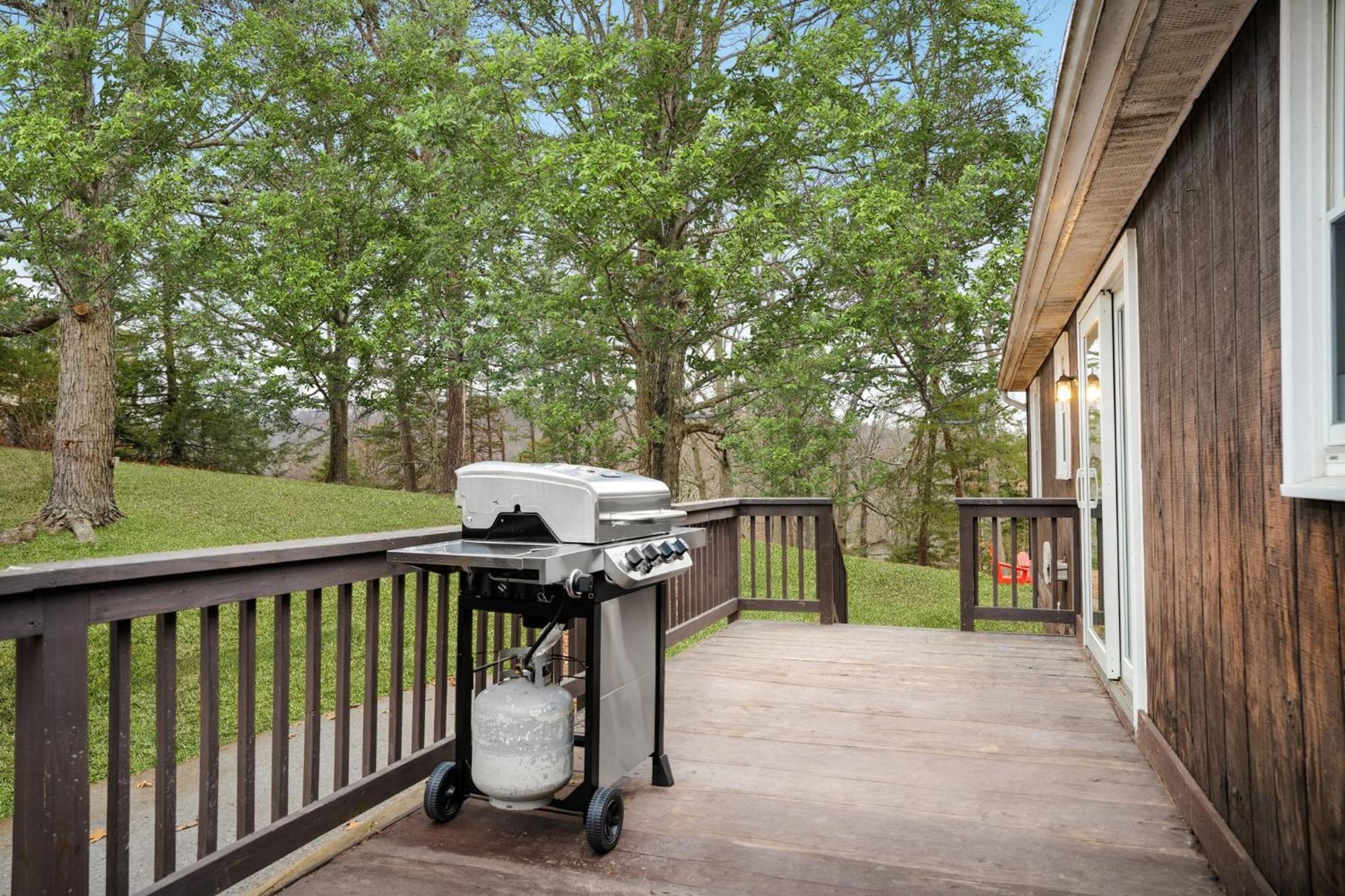 Large Cabin W Hot Tub, Fire Pit, Wifi, & Huge Yard Villa Berkeley Springs Exterior photo